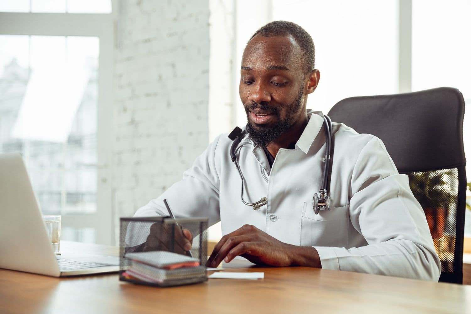 Você já pode fazer suas consultas médicas online! - Faceb Saúde